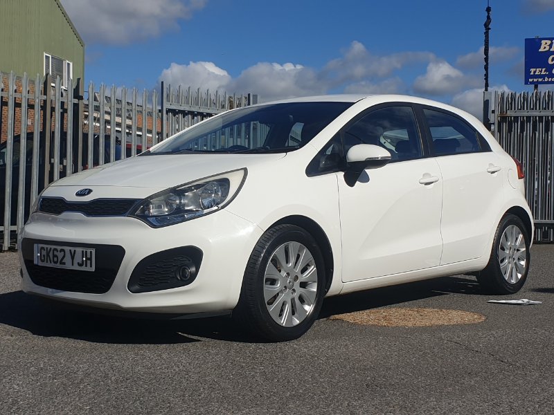White Kia Rio 1.4 2 Hatchback 5dr Petrol Manual Euro 5 107 bhp